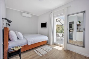 1 bedroom, WiFi, bed sheets - Studio apartment Yucca with balcony, 2-min to the beach and 5 to Trogir (Trogir)