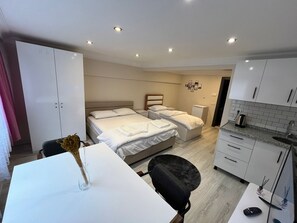 Γραφείο, χώρος εργασίας για λάπτοπ, δωρεάν Wi-Fi, κλινοσκεπάσματα 