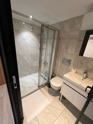 書桌、筆電工作空間、免費無線上網、床單