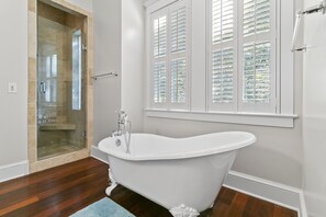 Douche, séchoir à cheveux, serviettes fournies