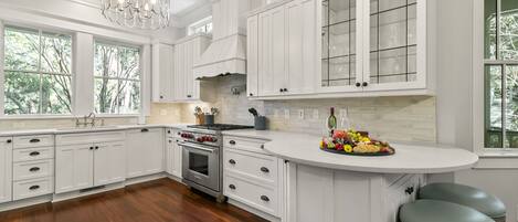 Een koelkast, een microgolfoven, een oven, een kookplaat