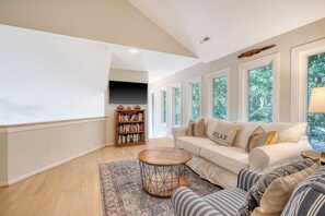 Una Smart TV, un reproductor de DVD, un futbolín, libros