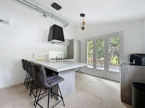 Fridge, microwave, oven, stovetop - Villa 2 Chambres Avec Jacuzzi (Bonifacio)