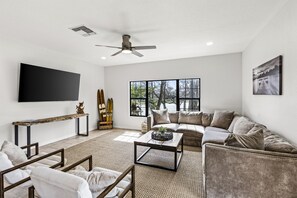 Smart TV, fireplace, table football, ping pong - Riverfront Oasis, Private Dock, Grill & Firepit (Sequin)