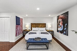 5 bedrooms, desk, free WiFi, bed sheets - Riverfront Oasis, Private Dock, Grill & Firepit (Sequin)