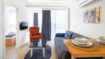 Elite Room, 1 Double Bed with Sofa bed, Bathtub, Kitchenette | Zona de estar | Una televisión LCD