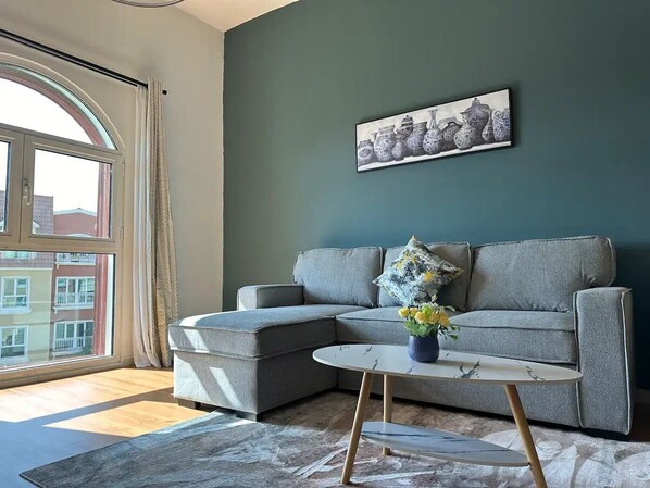Living area - Bright renovated 1 Bedroom Next to Metro Mall
(Dubai)