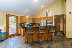 Fridge, microwave, oven, stovetop - HART09 - Cozy Sunriver Getaway, Hot Tub, AC, Bikes (Sunriver)