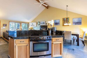 Fridge, microwave, oven, stovetop - HART09 - Cozy Sunriver Getaway, Hot Tub, AC, Bikes (Sunriver)