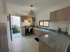 Frigorífic, forn, placa de cuina i cafetera i tetera