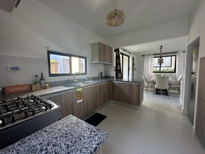 Fridge, oven, stovetop, coffee/tea maker