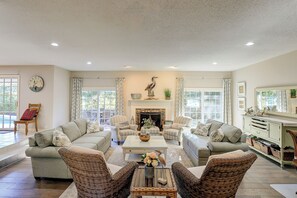TV, fireplace - Minutes to the beach! Wonderful Sea Pines Home! (Hilton Head)