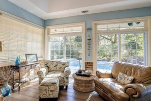 TV, fireplace - Minutes to the beach! Wonderful Sea Pines Home! (Hilton Head)