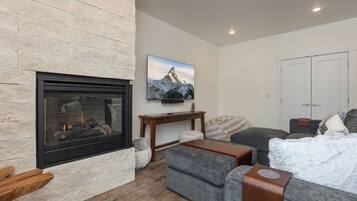 TV, fireplace