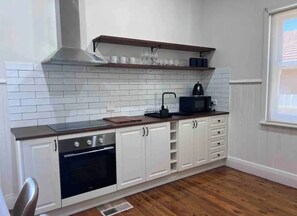 Kjøleskap, mikrobølgeovn, ovn og kokeplater