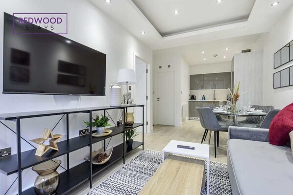 TV - Newly Refurbished Superior 1 Bed 1 Bath Apartment (Hampshire)