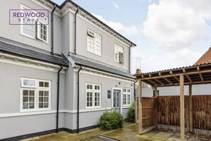 Exterior - Newly Refurbished Superior 1 Bed 1 Bath Apartment (Hampshire)