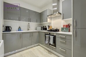 Fridge, microwave, oven, stovetop - Newly Refurbished Superior 1 Bed 1 Bath Apartment (Hampshire)