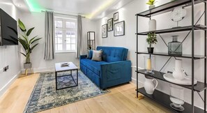 TV - Premium 1 bed 1 bath APT in Aldershot, Parking (Hampshire)