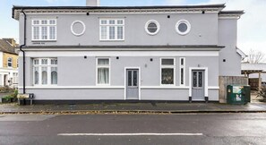 Exterior - Premium 1 bed 1 bath APT in Aldershot, Parking (Hampshire)