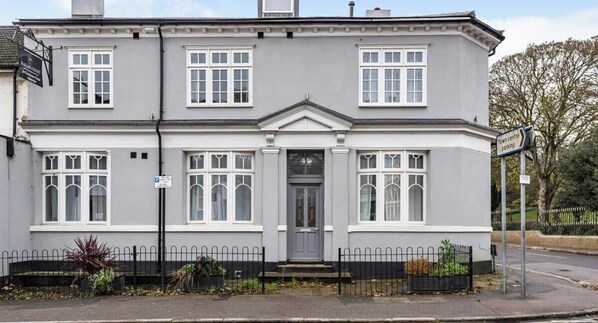 BUILDING APARTMENT - Premium Central Apartment | Free Parking | WiFi (Hampshire)