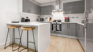 Private kitchen - Premium Central Apartment | Free Parking | WiFi (Hampshire)