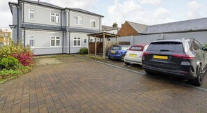 Property grounds - Premium 1 bed 1 bath APT in Aldershot, Parking (Hampshire)