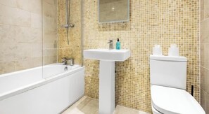 Dusj, hårføner og håndklær