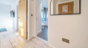 Dusj, hårføner og håndklær