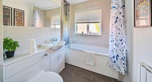 Douche, séchoir à cheveux, serviettes fournies