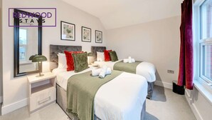 2 bedrooms, iron/ironing board, WiFi, bed sheets - Groups/Contractors, Pet-friendly, Smart TV, WiFi (Farnborough)