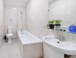 Douche, séchoir à cheveux, serviettes fournies