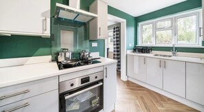 Kjøleskap, mikrobølgeovn, ovn og kokeplater