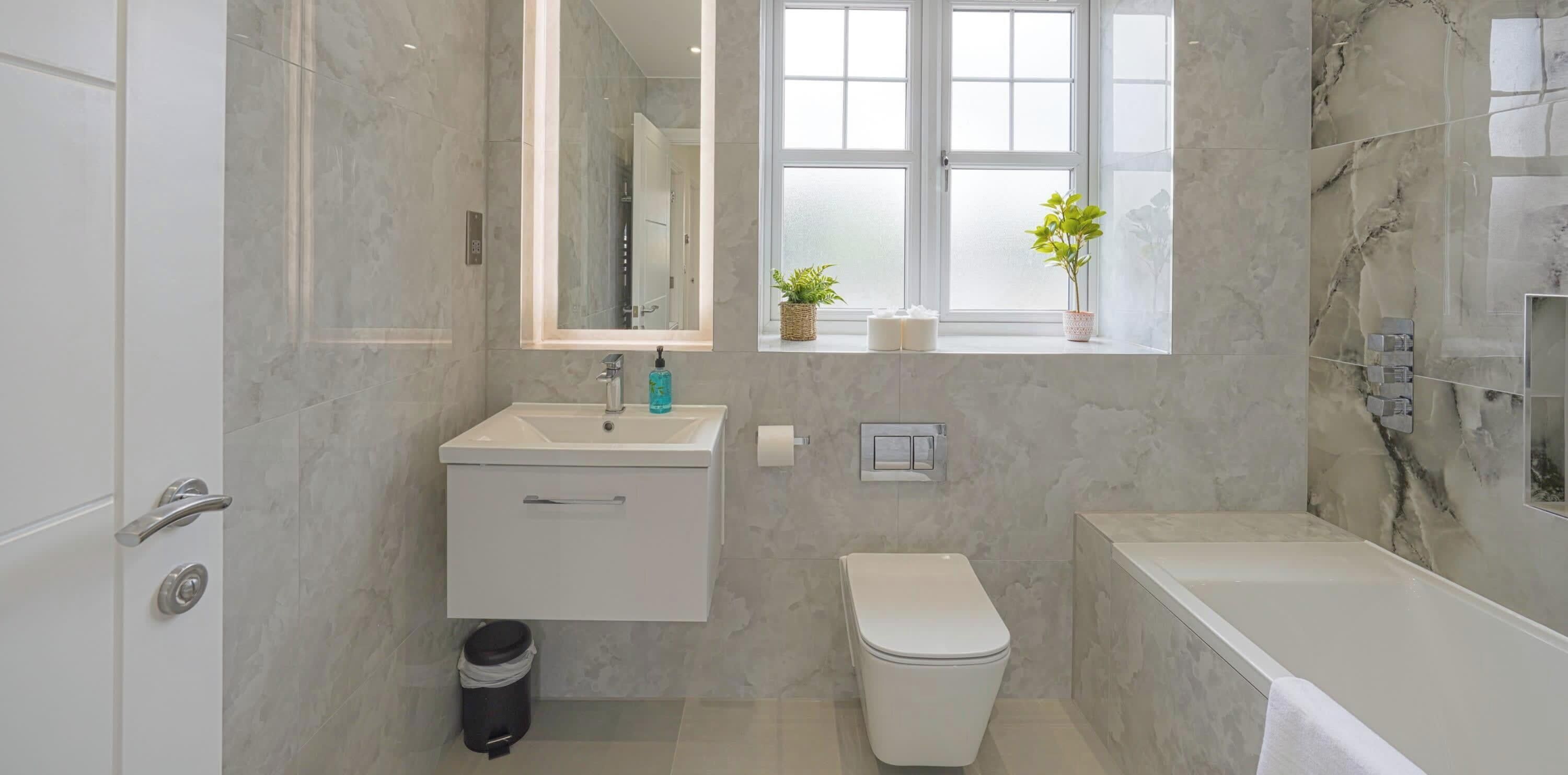 BATHROOM WITH SHOWER OVER BATH