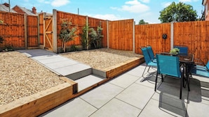 Outdoor dining - Huge House, Contractors/Families, 2X Free Parking (Hampshire)