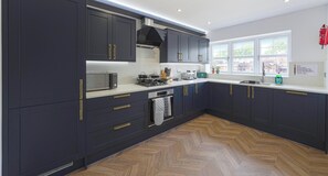 Køleskab, mikrobølgeovn, ovn, kogeplade