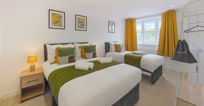 4 bedrooms, iron/ironing board, WiFi, bed sheets - Huge House, Contractors/Families, 2X Free Parking (Hampshire)