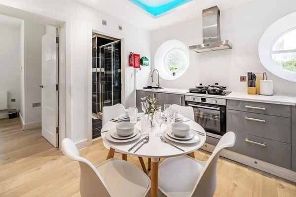 PREPARE MEALS FOR THE TEAM IN OUR FULLY FITTED KITCHEN
