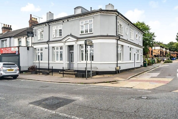 CENTRALLY LOCATED FOR A QUICK AND EASY COMMUTE TO SITE AND PAID PARKING NEARBY