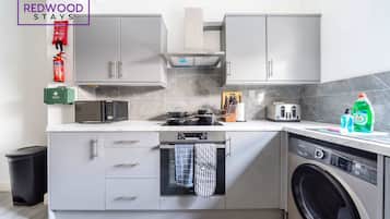 Kjøleskap, mikrobølgeovn, ovn og kokeplater