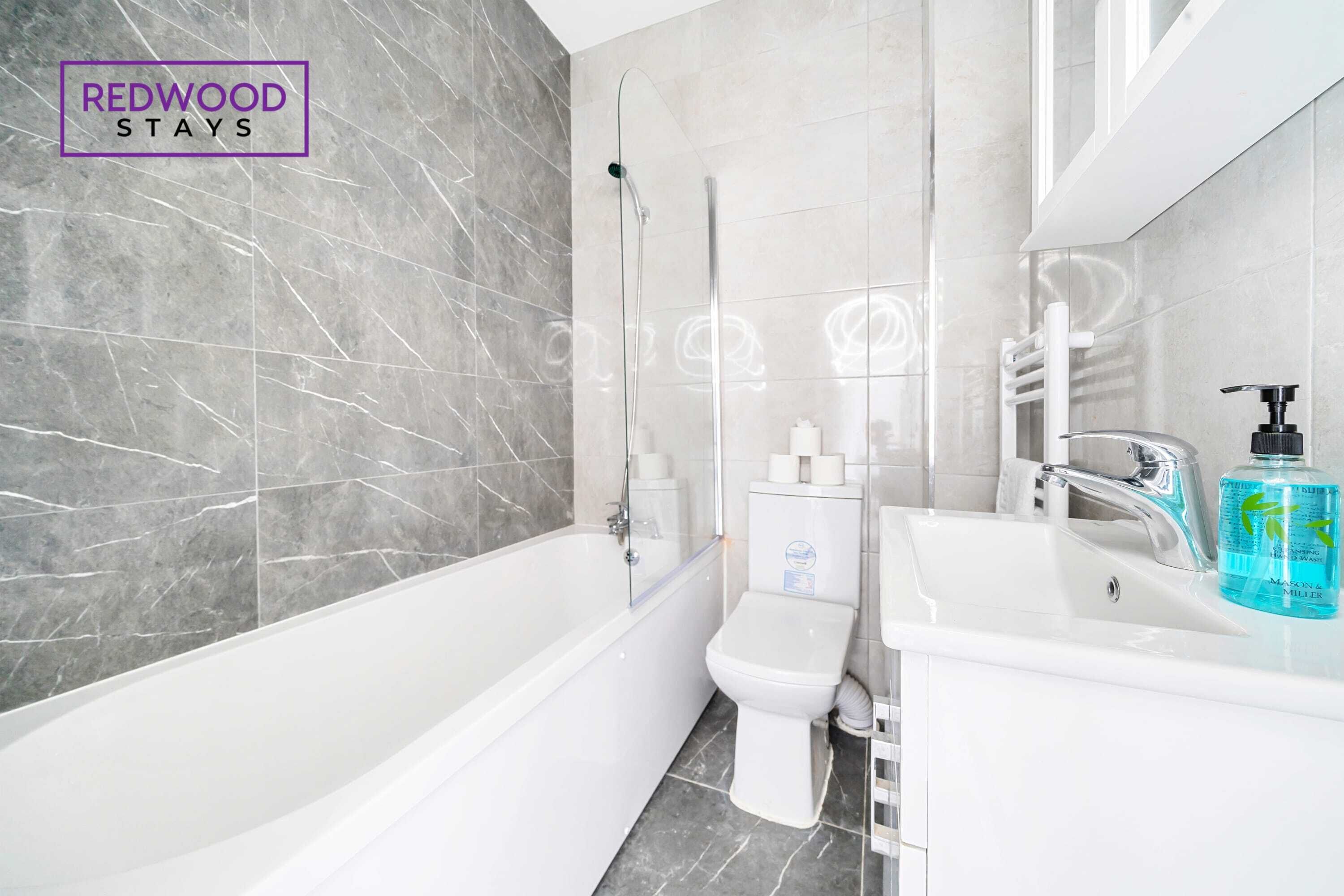 Dusj, hårføner og håndklær