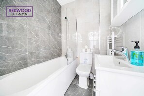 Suihku, hiustenkuivaaja, pyyhkeet