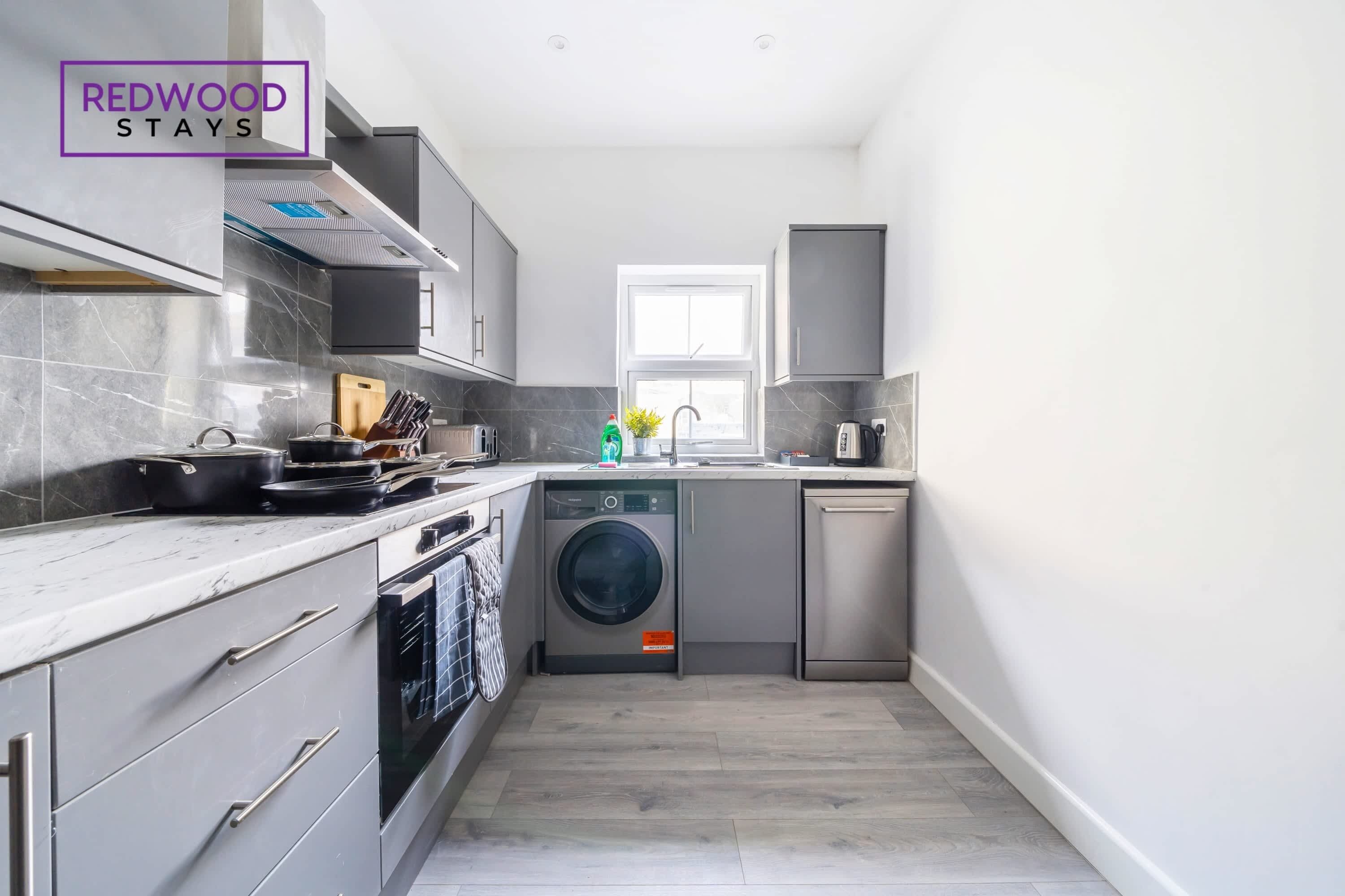 Een koelkast, een magnetron, een oven, een kookplaat