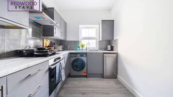 Een koelkast, een magnetron, een oven, een kookplaat