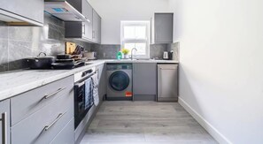 Kjøleskap, mikrobølgeovn, ovn og kokeplater