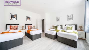 2 soverom, skrivebord, strykejern/-brett og wi-fi