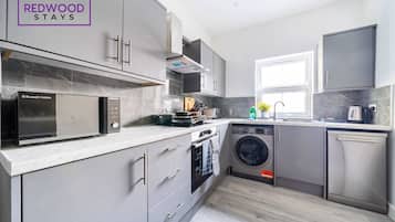 Een koelkast, een magnetron, een oven, een kookplaat