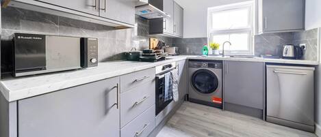 Køleskab, mikrobølgeovn, ovn, kogeplade