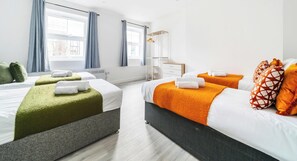 2 soverom, skrivebord, strykejern/-brett og wi-fi