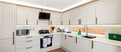 Kjøleskap, mikrobølgeovn, ovn og kokeplater